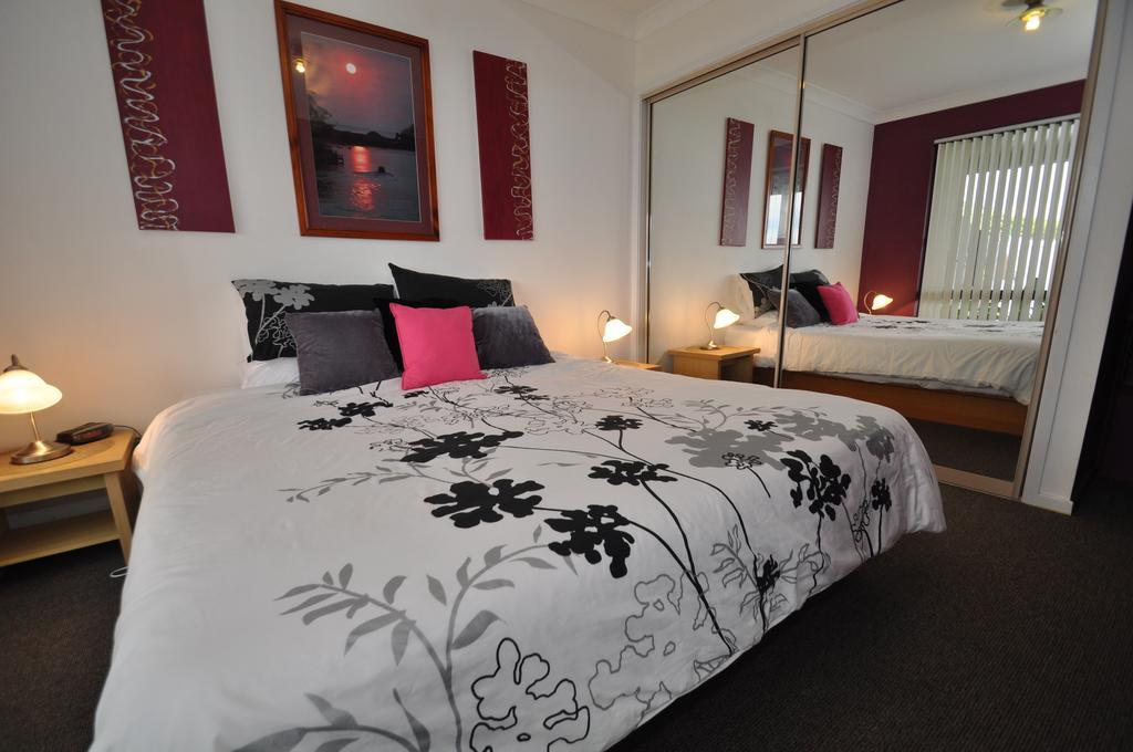 Beachfront Apartments Narooma Habitación foto